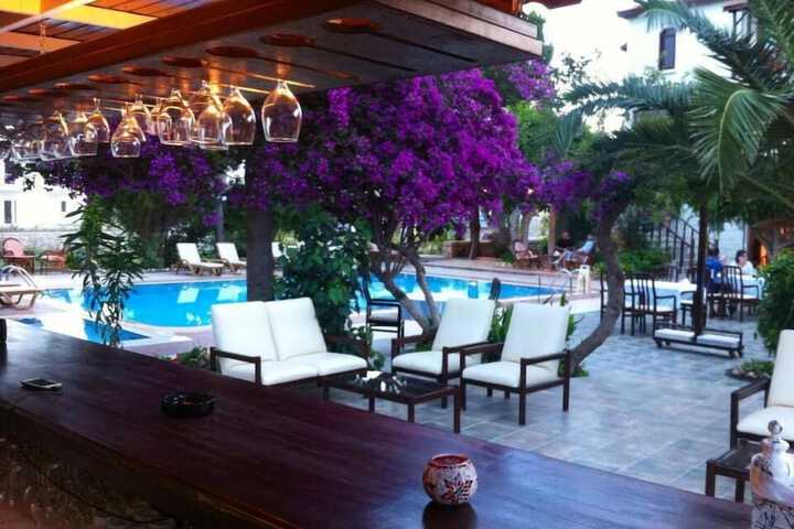 Lounge 16 of 25