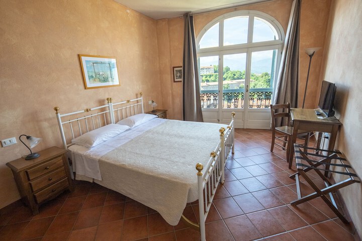 Room 3 of 18