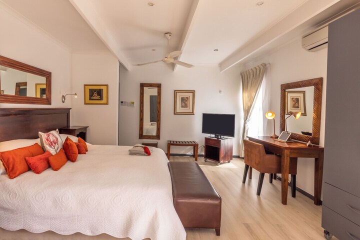 Room 4 of 32