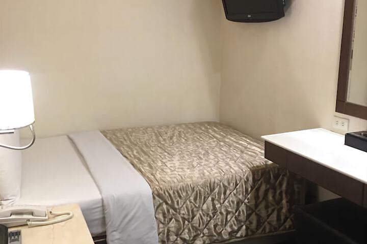 Room 8 of 33