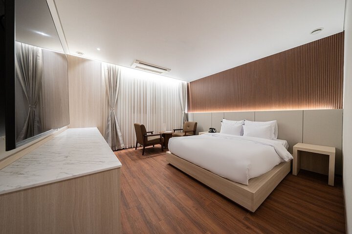 Room 3 of 104