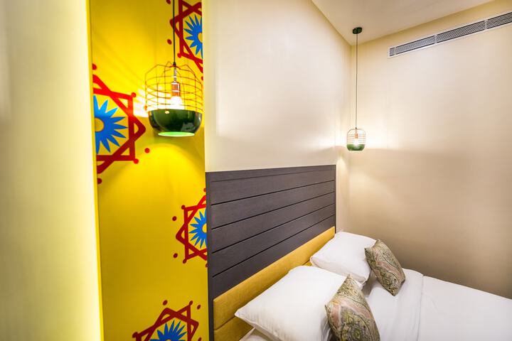 Room 9 of 28