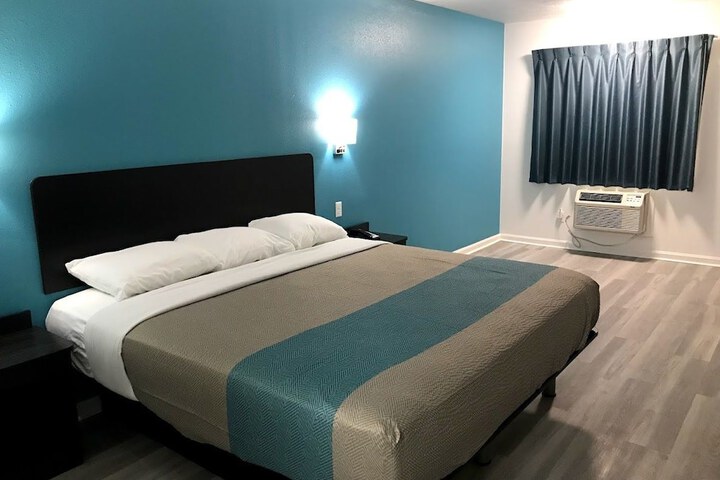 1 King Bed Micfridge (6 of 12)