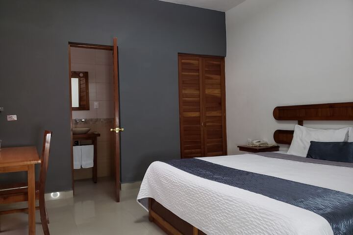 Room 2 of 33