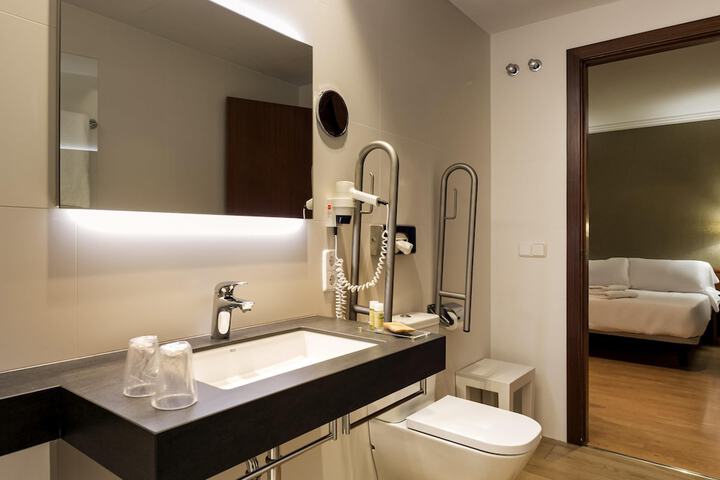 Room 42 of 108