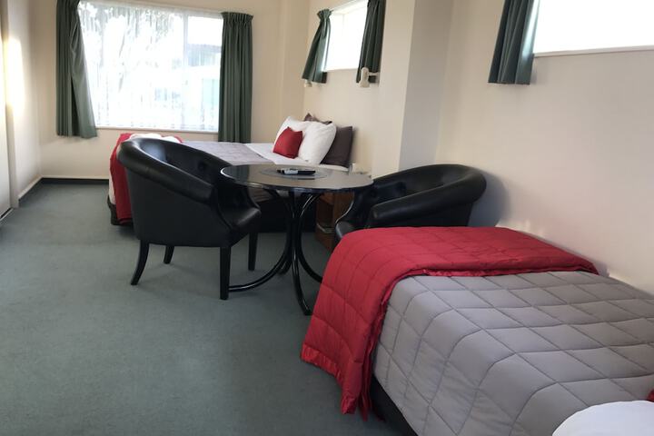 Room 5 of 100