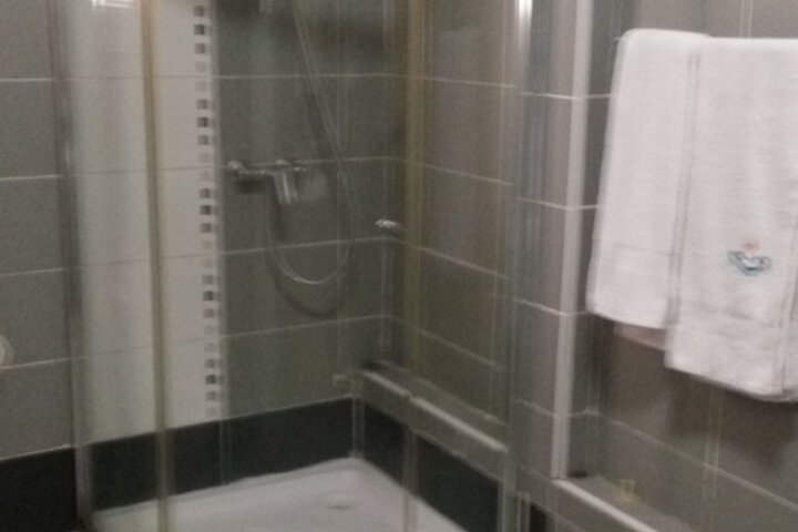 Room 4 of 6