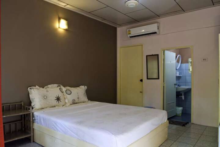 Room 6 of 32