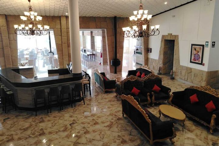 Lounge 9 of 13