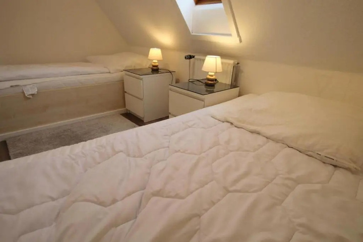 Room 5 of 10