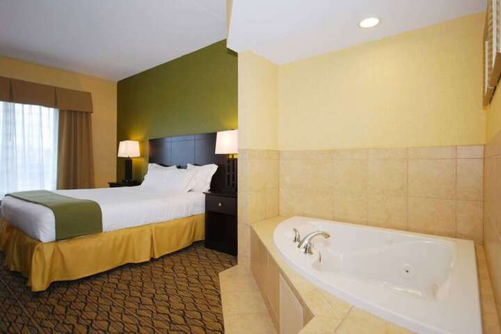 1 King Bed Mobility Hearing Accessible Room Bathtub with Grab Bars (5 of 9)