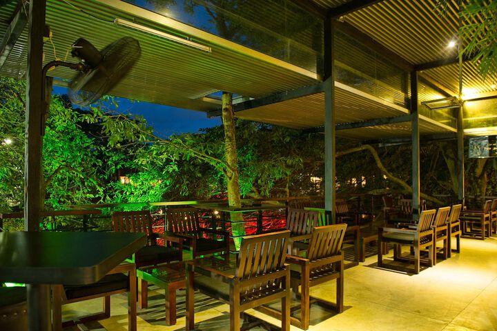 Lounge 24 of 32