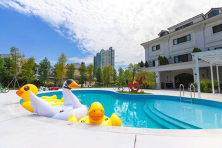 Pool 72 of 122