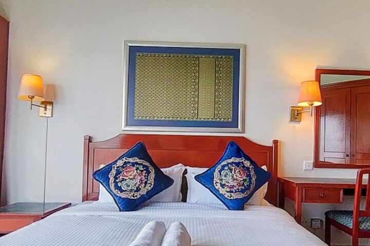 Room 203 of 650
