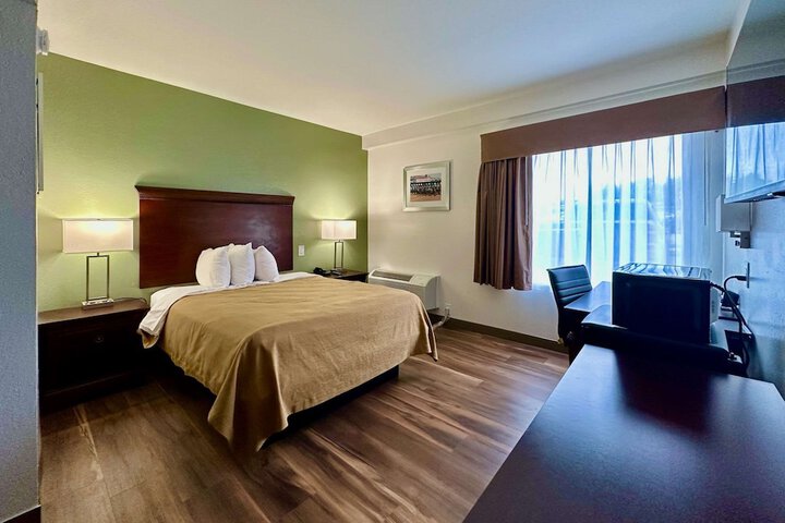 1 Queen Bed Accessible Room (7 of 10)