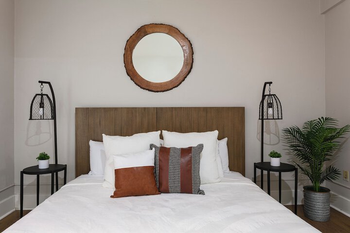 Room 1 of 200
