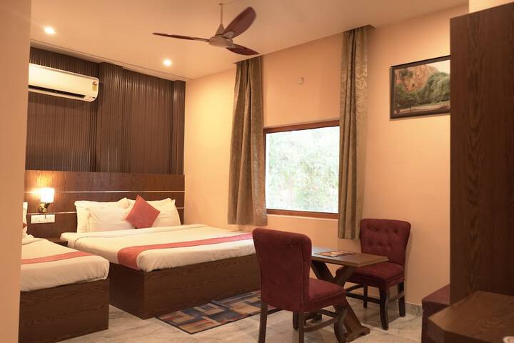 Room 5 of 10