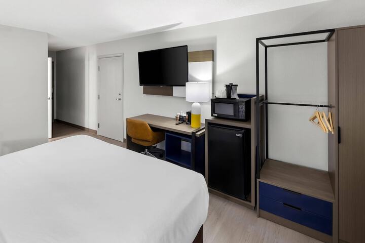 Room 13 of 32