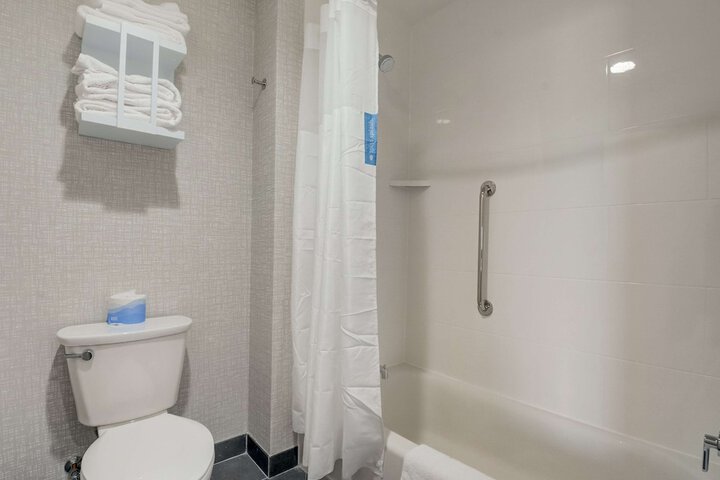 1 King Mobility Accessible with Tub (2 of 18)