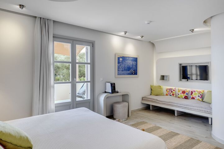 Room 4 of 158