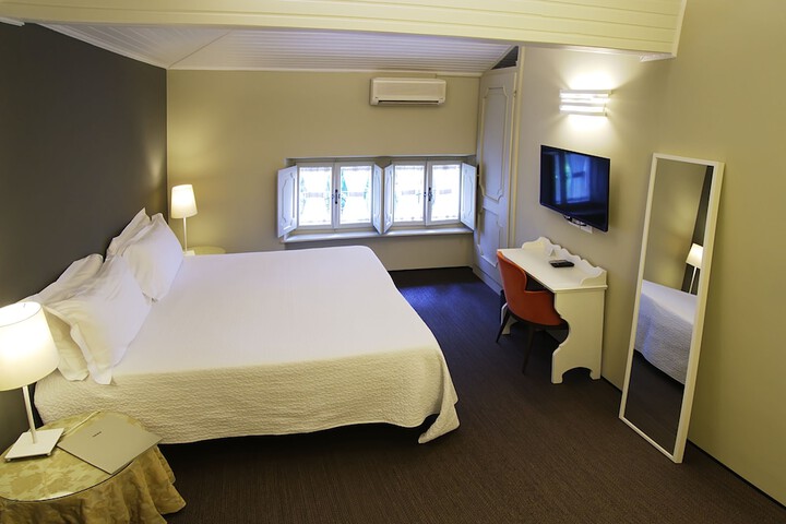 Room 11 of 32