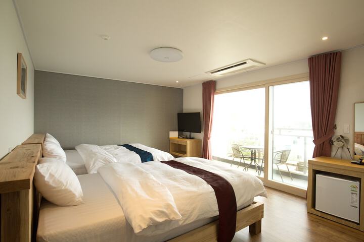 Room 5 of 77
