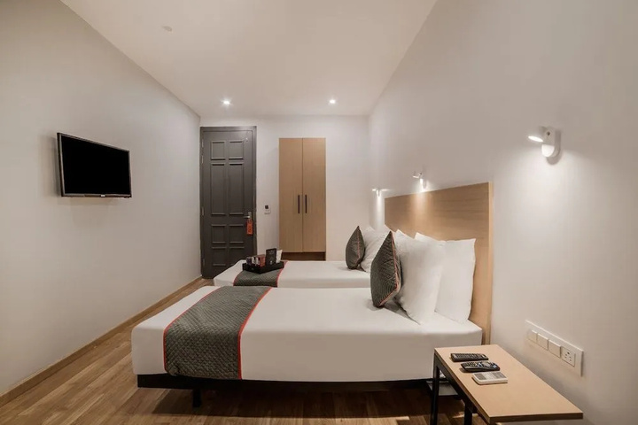 Room 6 of 18