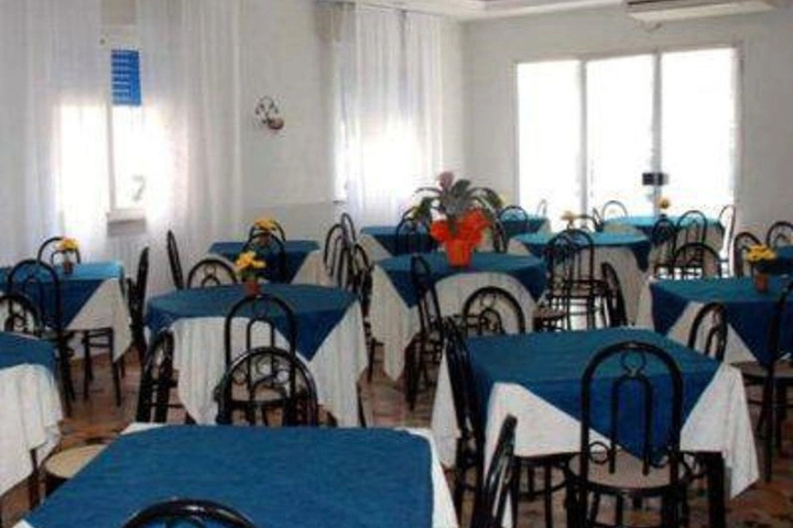 Dining 6 of 8