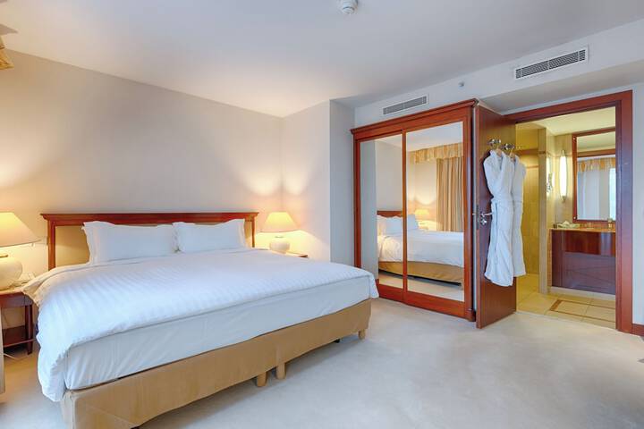 Room 12 of 82