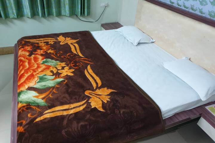 Room 5 of 16