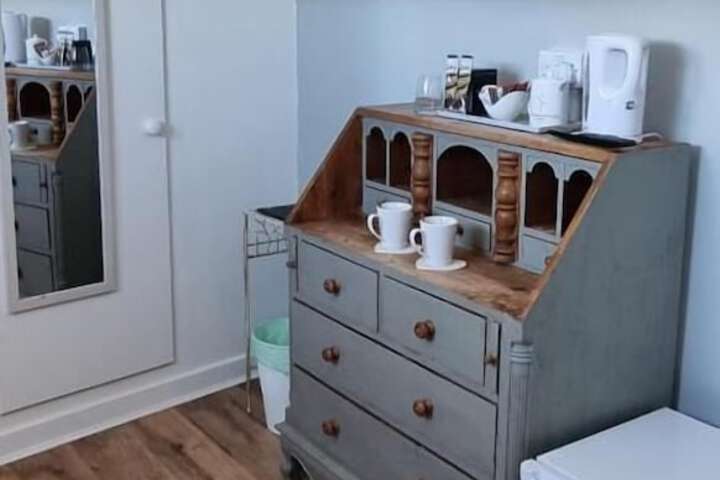 Room 6 of 17