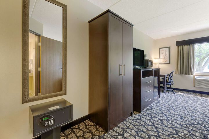 Queen Bed Accessible (7 of 11)