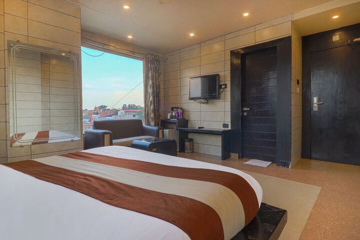Room 8 of 16