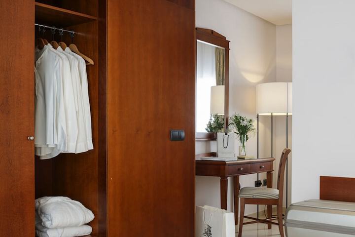 Room 10 of 111