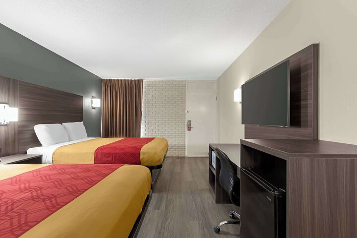 2 Double Beds (11 of 13)