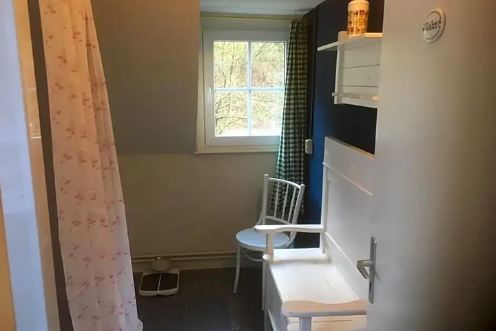 Room 4 of 18