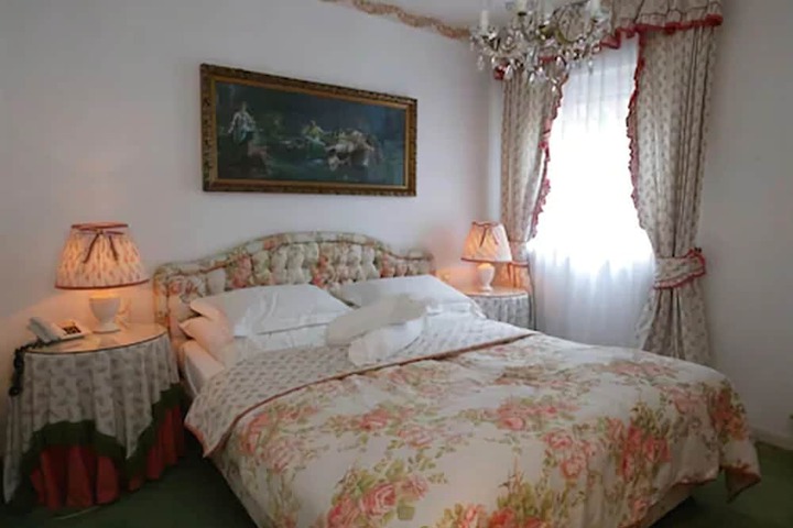 Room 17 of 52