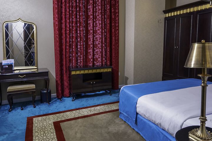 Room 12 of 120