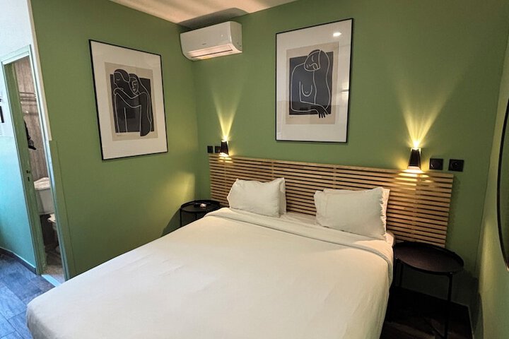 Room 33 of 76