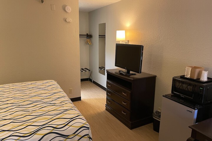 1 King Bed High Speed Internet Accessible Microwave, Refrigerator Work Desk Continental Breakfast (11 of 12)