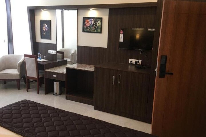 Room 14 of 33