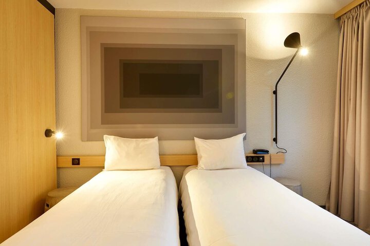 Room 28 of 60