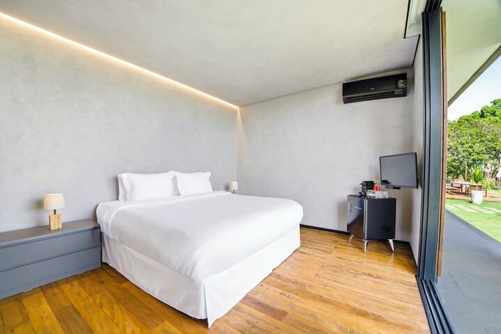 Room 35 of 83