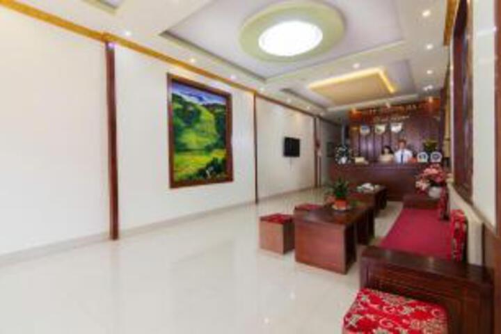 Lounge 3 of 9