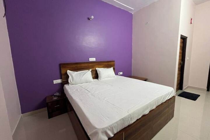 Room 6 of 18