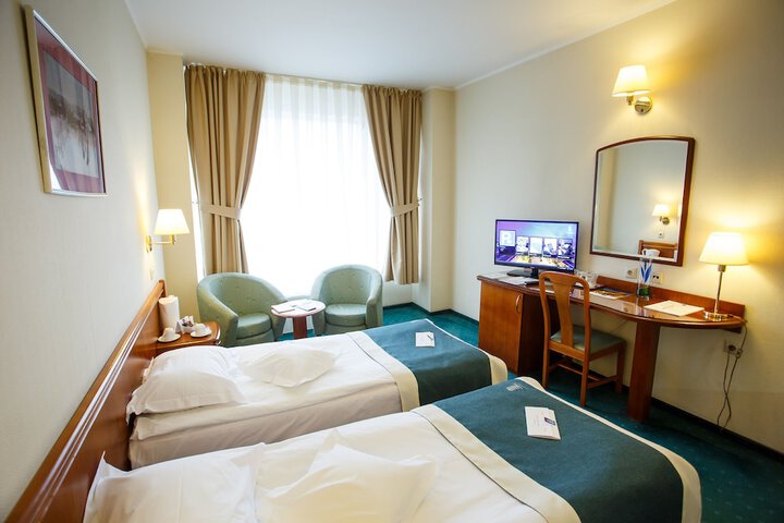 Room 8 of 75