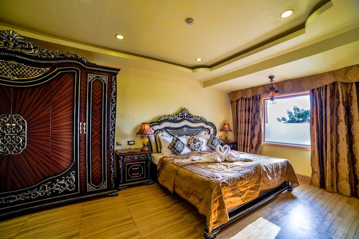 Room 6 of 99
