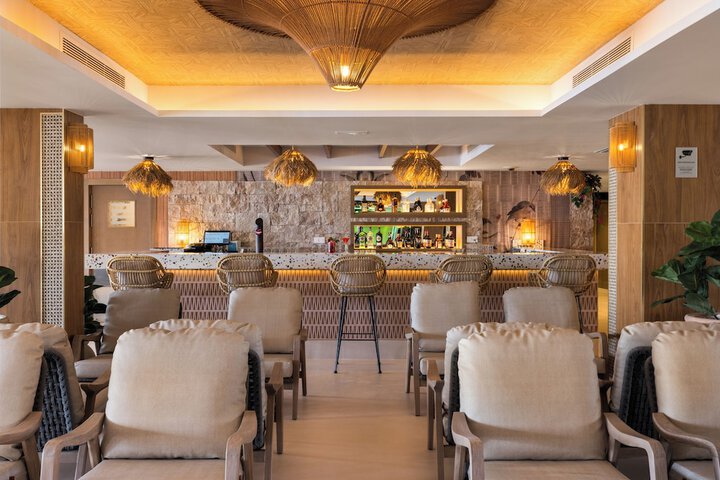 Lounge 84 of 114