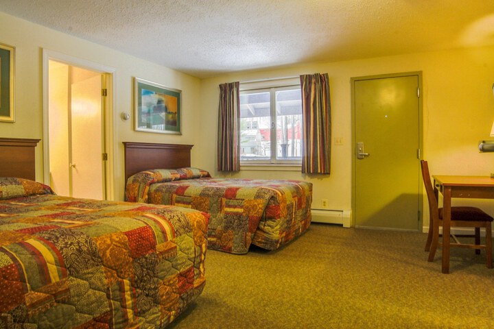 1 Bedroom Romantic Queen Bed Jetted Tub (2 of 6)