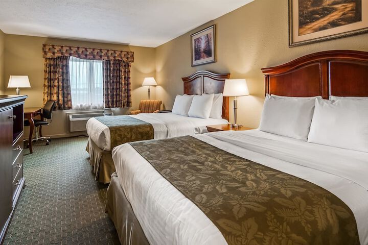 2 Queen Beds High Speed Internet Accessible Coffee Maker, Hairdryer Iron and Ironing Board Full Breakfast (2 of 4)